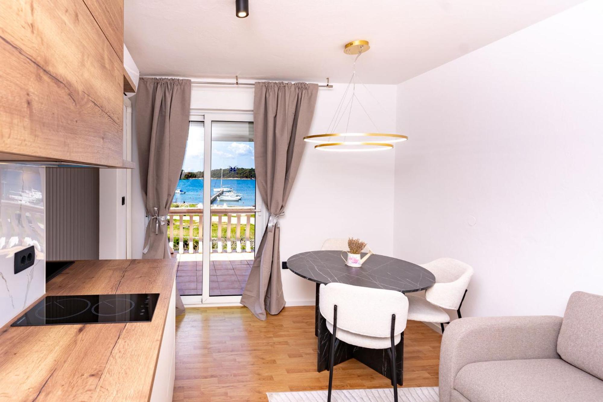 Guesthouse Mira Rab Town Exterior photo