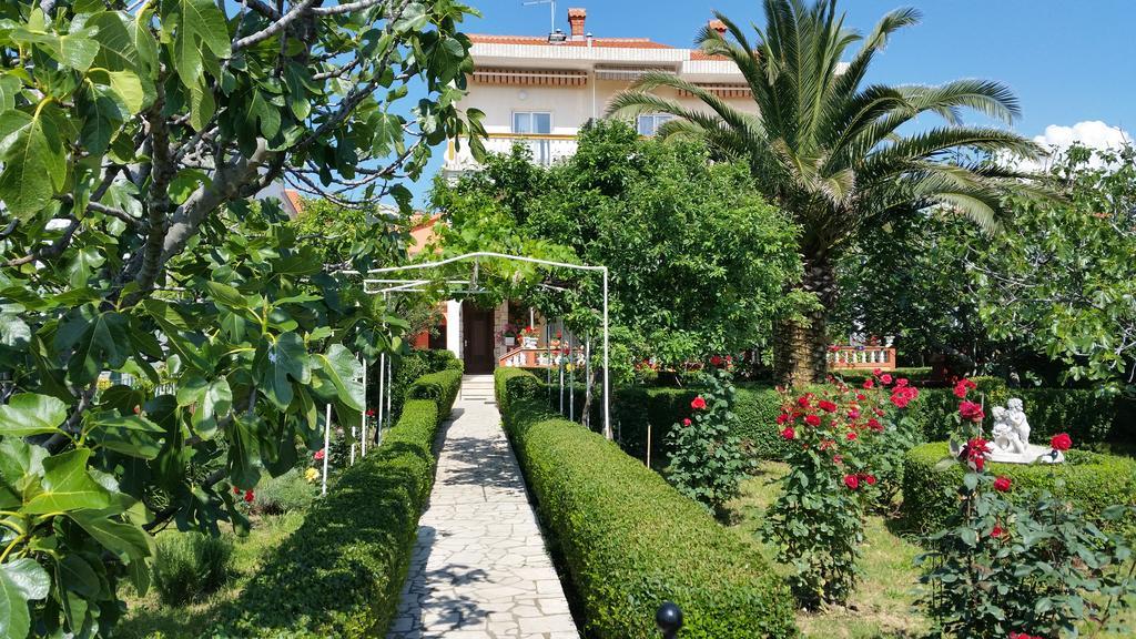 Guesthouse Mira Rab Town Exterior photo