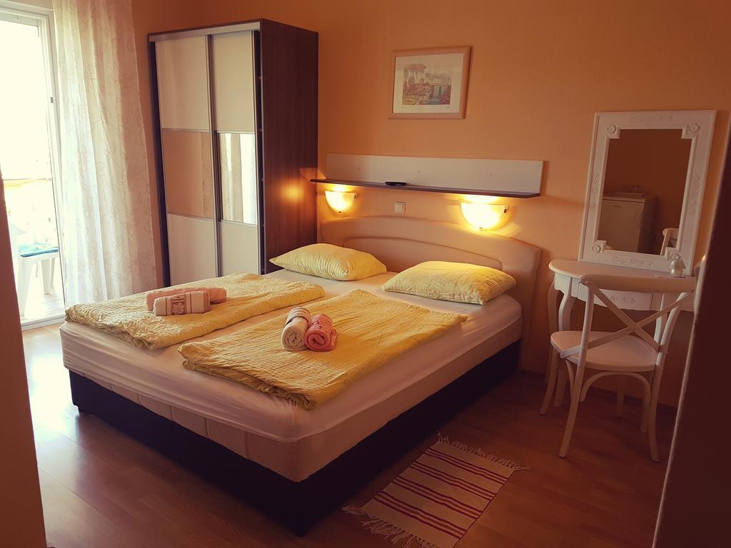 Guesthouse Mira Rab Town Exterior photo
